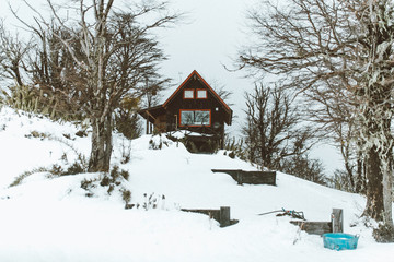 Cabaña en medio  de montaña nevada