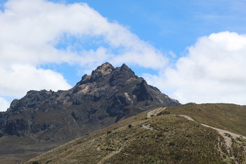 El ruco Pichincha una de las monta&ntilde;as m&aacute;s conocidas de la ciudad de Quito