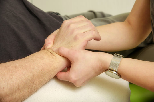 Ergotherapeut-ische Massage der Hand.