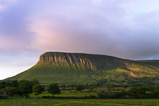 Ben Bulben tabletop mountain, County Sligo, Connacht, Ireland, Europe.