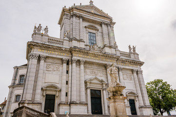Obraz premium Solothurn, Kathedrale, St. Ursen-Kathedrale, Altstadt, Stadt, Altstadthäuser, Barockkirche, Barock, Stadtrundgang, Baseltor, Sommer, Schweiz