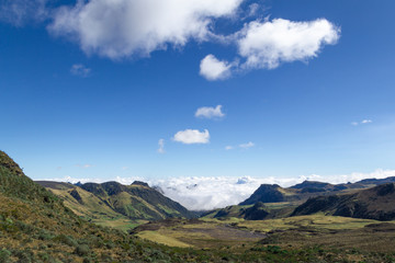 valle en el páramo del nevado del Ruiz en un día despejado