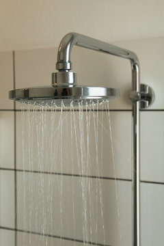 Pomme de douche dans une salle de bains