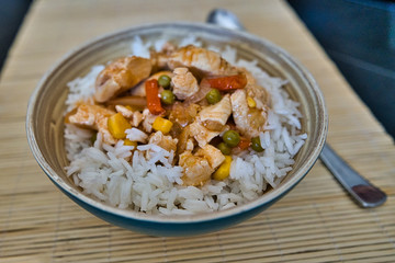 Hähnchenstreifen süß sauer, chinesische Art mit Reis, Paprika, Mais und Ananas, Rezeptbild