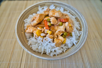 Hähnchenstreifen süß sauer, chinesische Art mit Reis, Paprika, Mais und Ananas, Rezeptbild