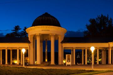 Kolonnade der Karolinaquelle in Marienbad
