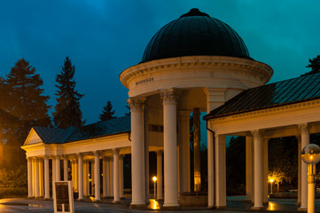 Kolonnade der Karolinaquelle in Marienbad