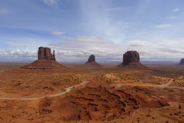 Fototapeta na wymiar View desert and 3 standing rocks - Monument valley 