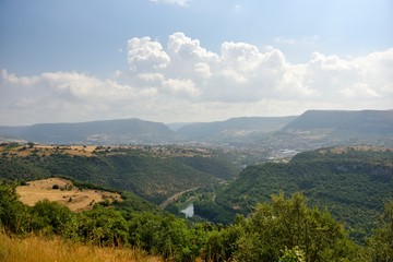 Fototapeta na wymiar La vallée du Tarn et Millau en arrière plan