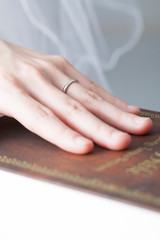 聖書に誓う花嫁の手元