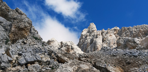 vista meravigliosa delle imponenti Dolomiti rocciose in estate