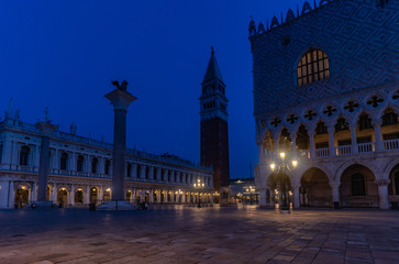 Fototapeta na wymiar Campanile di San Marco & Dogenpalast