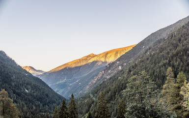 Fototapeta premium Paysage de montagne dans les lueurs du soleil couchant