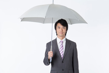 傘を差すビジネスマン