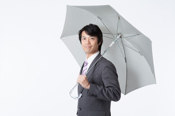 傘を差すビジネスマン