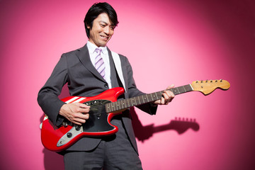 Obraz premium ギターを弾くビジネスマン