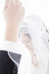 Fototapeta premium ベールアップをする新郎新婦