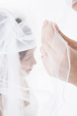 Fototapeta premium ベールアップをする新郎新婦