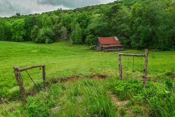 Red roof barn in the mountains © Sandra Burm