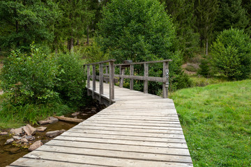 Obraz premium Holzbrücke über den Schwarzbach