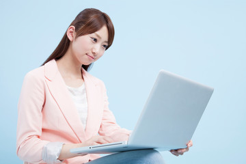 ノートパソコンをする女性