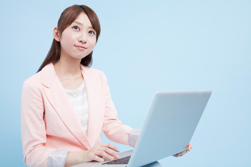 Naklejka premium ノートパソコンをする女性