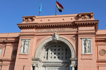 Obraz premium Egyptian flag on a large ornate building