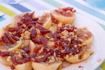 Higos con jamón serrano , al estilo comida groumet.