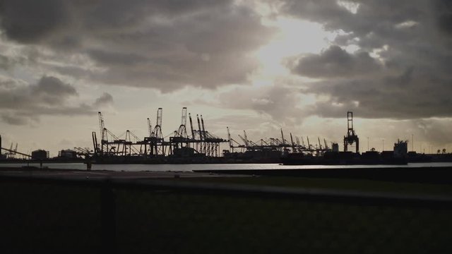 Kr&auml;ne am Hafen in Rotterdam 