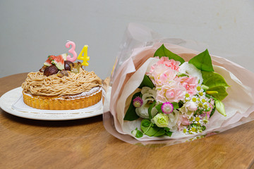 誕生日ケーキと花束