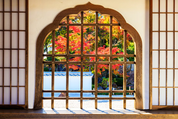 日本家屋の窓から見える紅葉