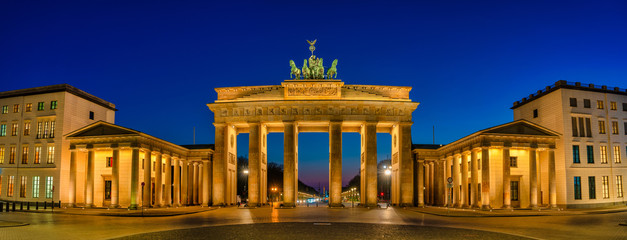 Panoramablick auf das Brandenburger Tor in Berlin zur blauen Stunde