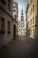 Fototapeta na wymiar Blick von der Kirchgasse auf die Stadtverwaltung und den historischen Marktplatz von Pirna