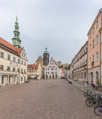 Der historische Marktplatz in der Altstadt von Pirna in Sachsen