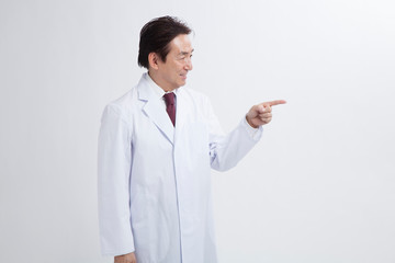指差しする男性医師