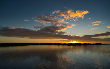 Atemberaubender Sonnenuntergang mit brennendem Himmel über dem Meer in Fort Myers, Florida