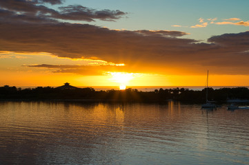 Naklejka premium Atemberaubender Sonnenuntergang mit brennendem Himmel über dem Meer in Fort Myers, Florida