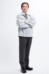 腕組みをする現場責任者