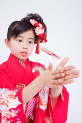 竹とんぼで遊ぶ振袖姿の女の子