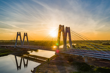 most na tle wschodzącego słońca