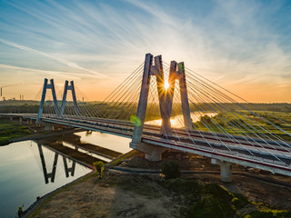 most na tle wschodzącego słońca