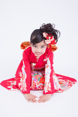 振袖姿で挨拶する女児