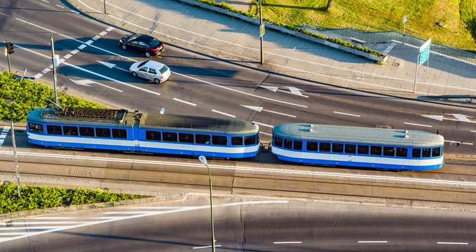niebieski tramwaj na skrzyżowaniu z lotu ptaka