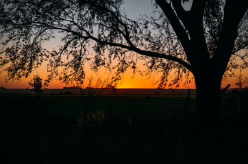 Fondo de pantalla natural. Paisaje de campo. Atardecer en la granja.