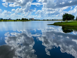 Fototapeta premium The clouds in the sky reflecting on a calm peaceful lake