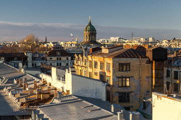Fototapeta premium Cityscape of the roofs of saint peretburg on a sunny day with a view of the Kazan Cathedral