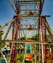 Rueda de la fortuna es una atracción de feria o parque de atracciones consistente en una rueda en...
