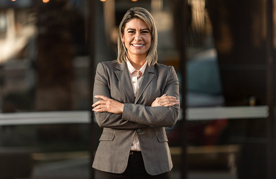 Mulher latina de neg&oacute;cios.