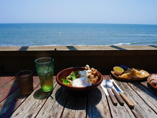 海が見えるカフェでランチ