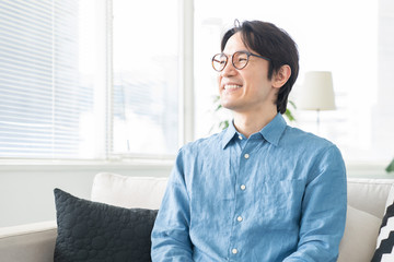 リラックスする男性